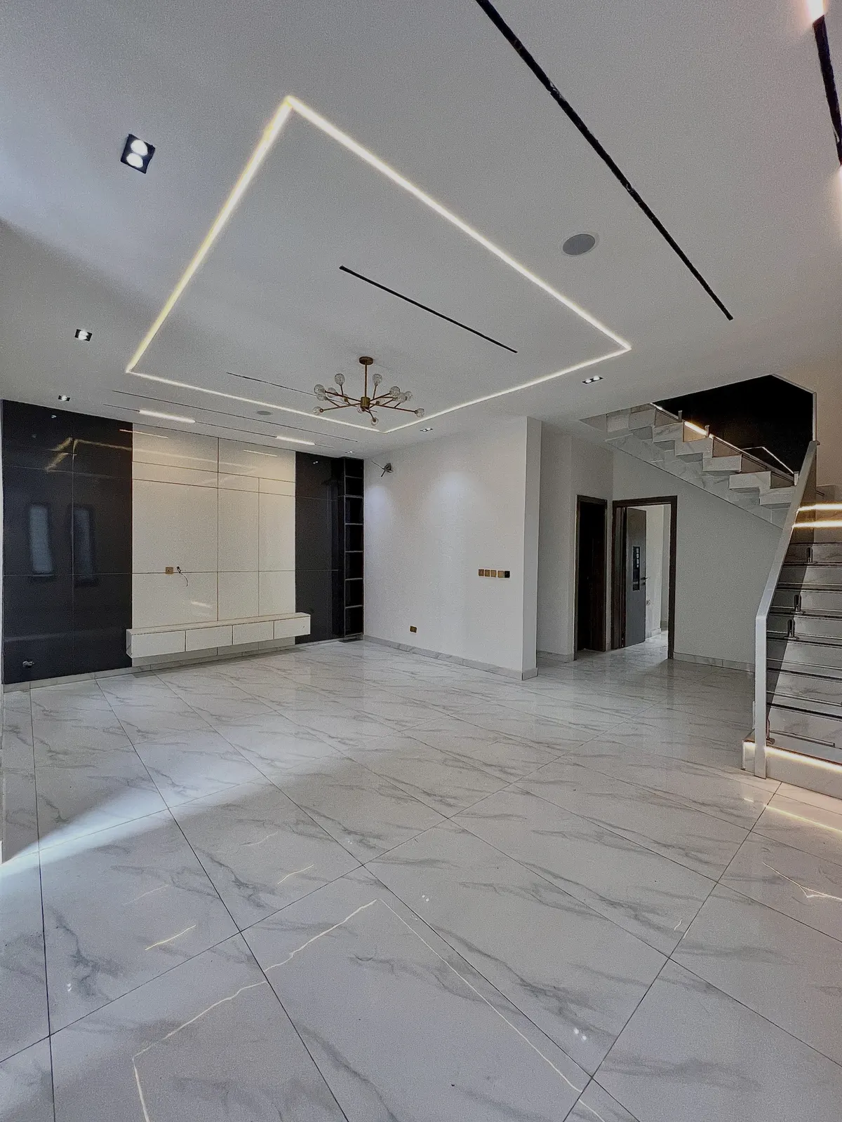 4-Bedroom Detached Duplex with Pool — photo 3