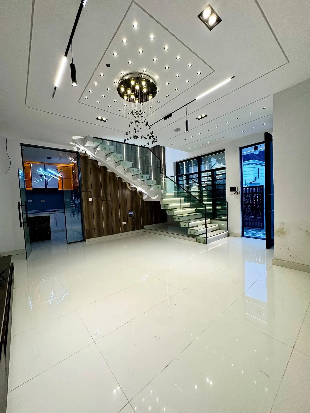Contemporary 4-Bedroom Detached Duplex — photo 3