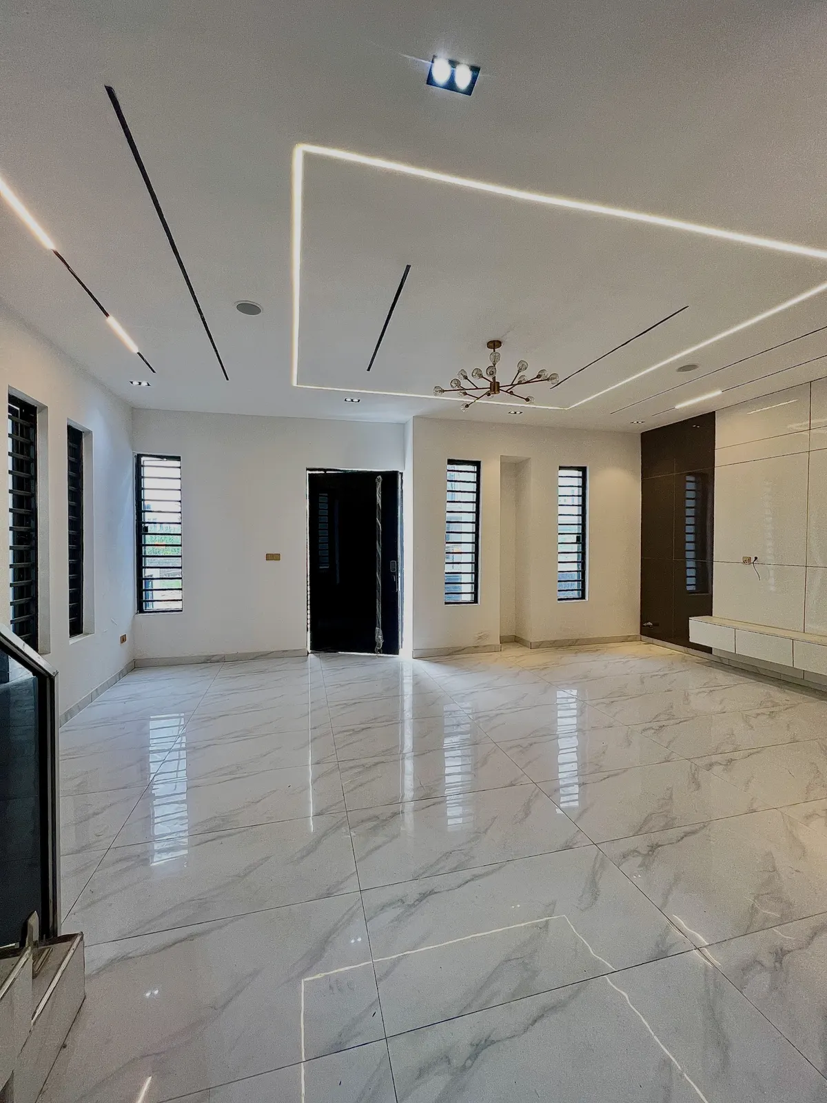 4-Bedroom Detached Duplex with Pool — photo 4