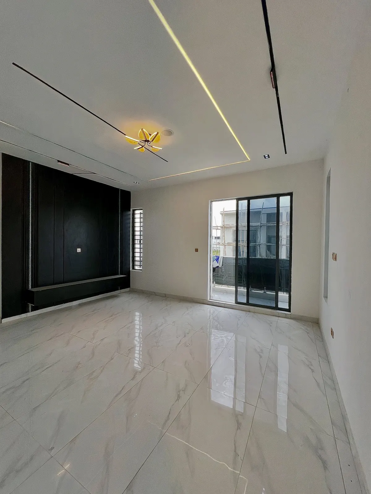 4-Bedroom Detached Duplex with Pool — photo 7