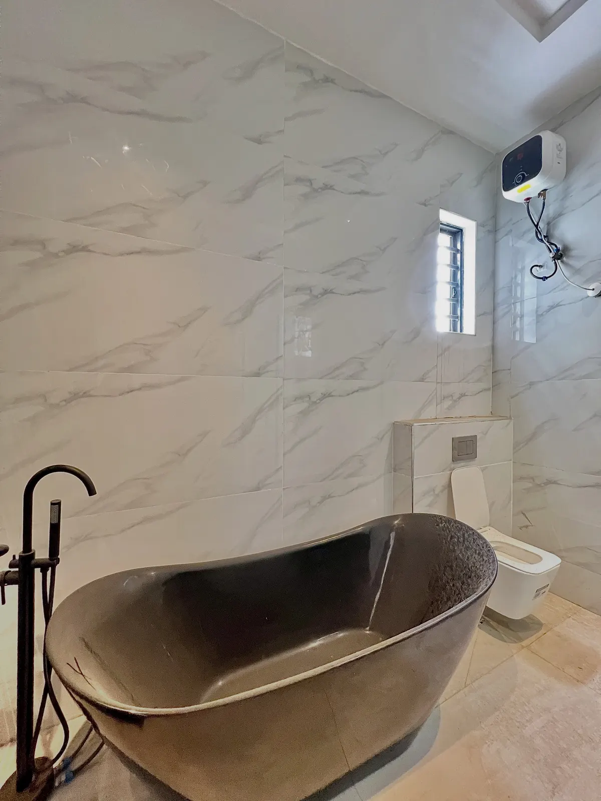 4-Bedroom Detached Duplex with Pool — photo 9