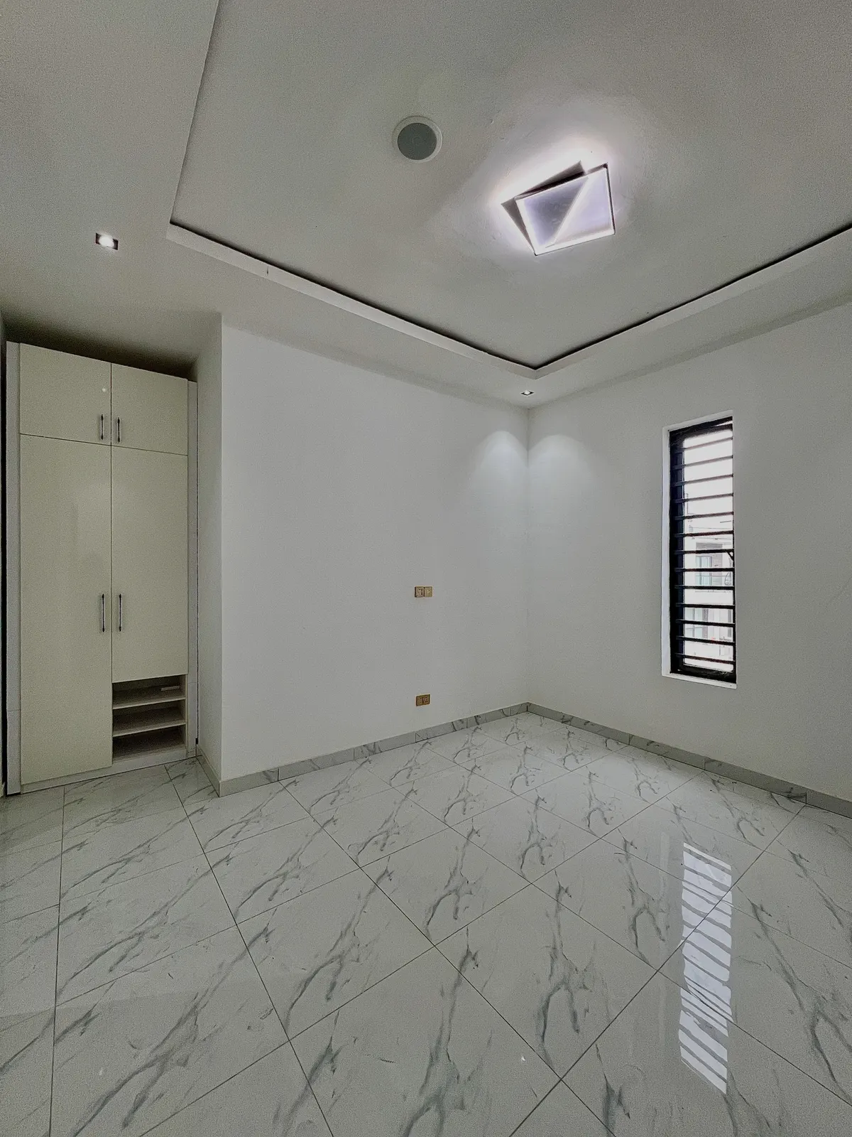 4-Bedroom Detached Duplex with Pool — photo 11