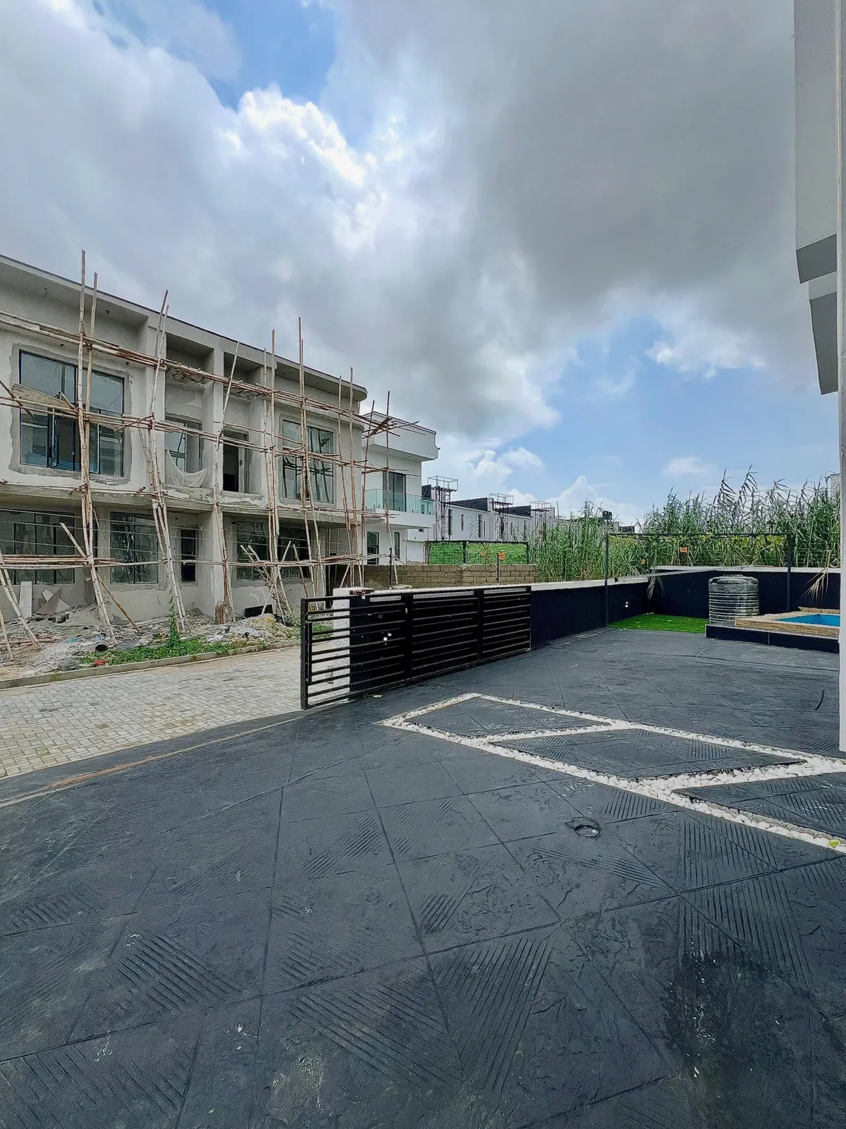 4-Bedroom Detached Duplex with Pool — photo 12