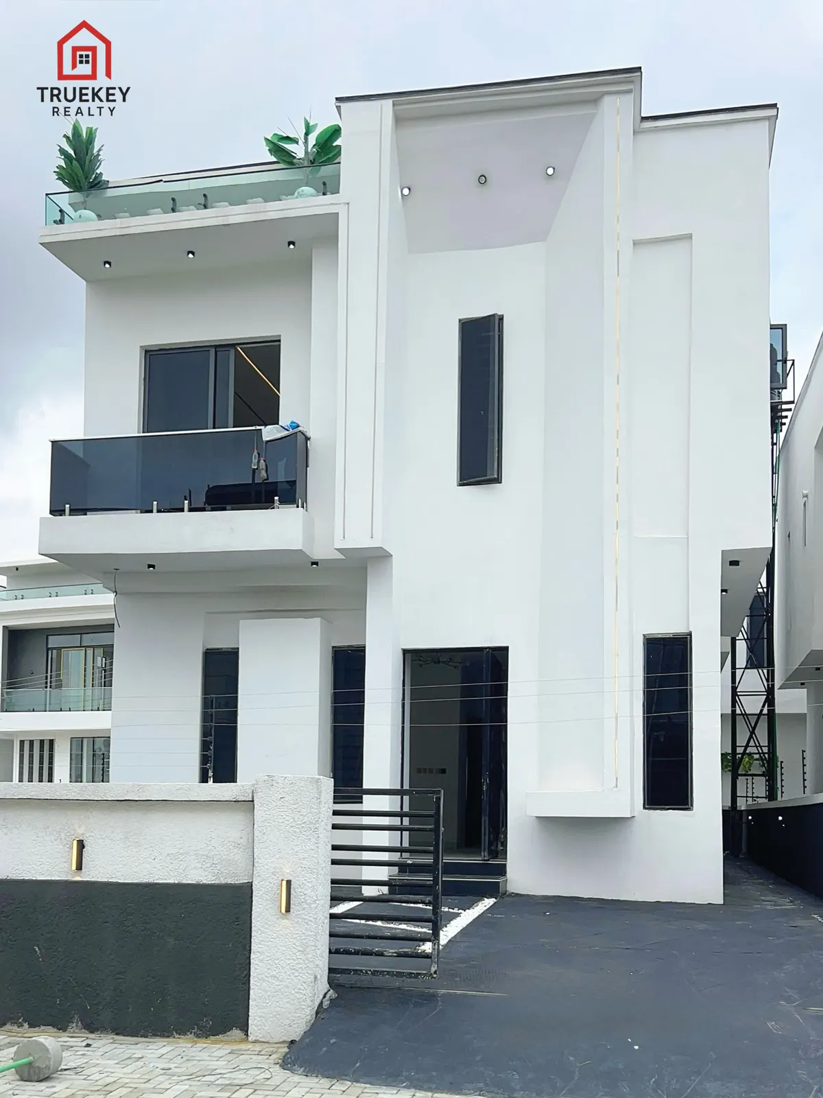 4-Bedroom Detached Duplex with Pool